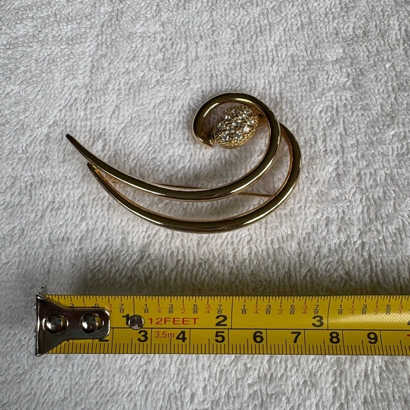 Vintage Gold Tone Unisex Swirl Brooch with Pave Rhinestones - Picture 8 of 9